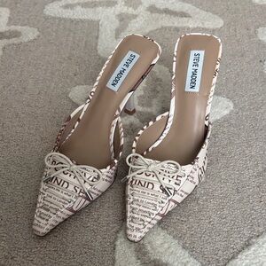 Steve Madden pointed kitten heels newspaper print size 7.5